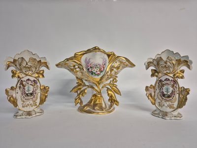 trois vases posés les uns à côté des autres sur une table blanche
