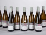 six bouteilles de vin sont alignées sur une table