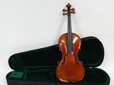 un violon posé dans son étui sur une surface blanche