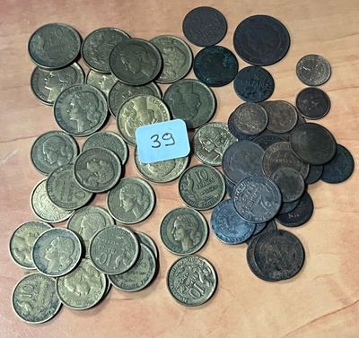 un tas de pièces de monnaie posées sur une table, avec une étiquette bleue