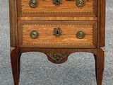 une petite commode à plateau en marbre posée sur un socle