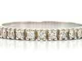 gros plan d'une bague en diamant sur une surface blanche
