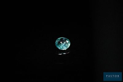 des pierres précieuses bleues dans l'obscurité, sur fond noir
