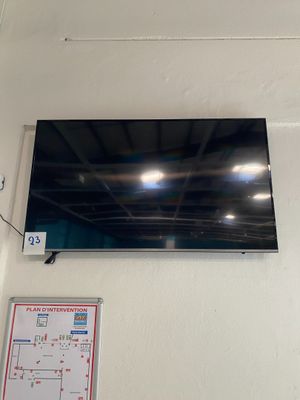 Un téléviseur mural à écran plat SAMSUNG