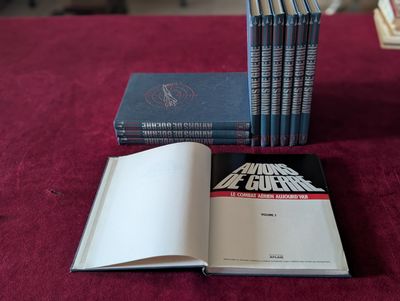 plusieurs livres posés sur une table recouverte d'une nappe rouge et d'une nappe rouge