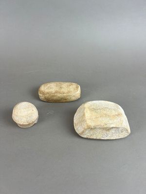 deux rochers et deux rochers plus petits posés sur une surface grise