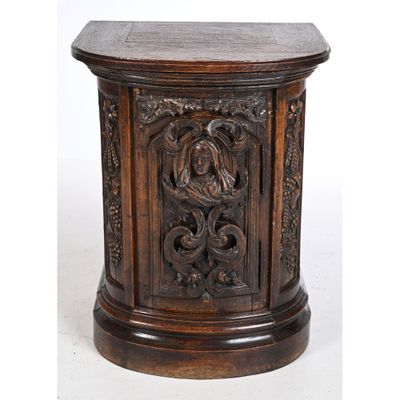 une table d'appoint ancienne en bois sculpté, avec des motifs sculptés sur le plateau