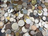 beaucoup de pièces de monnaie dans une boîte sur la table