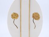 une assiette blanche ornée d'un motif floral doré