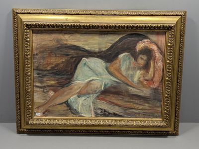 une peinture à l'huile représentant une femme en robe blanche assise sur un lit