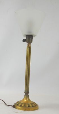une lampe de table ancienne en laiton avec un abat-jour en verre dépoli