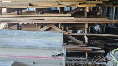de nombreuses pièces de bois empilées les unes sur les autres