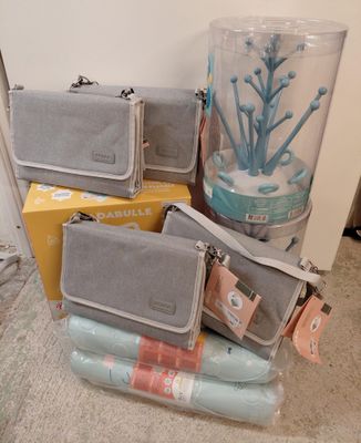 de nombreux sacs contenant des articles de toilette posés les uns à côté des autres sur le sol