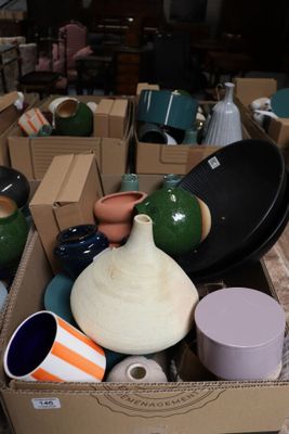 une boîte remplie de vases posés sur une table