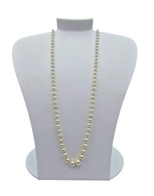 gros plan d'un collier sur un mannequin sur fond blanc