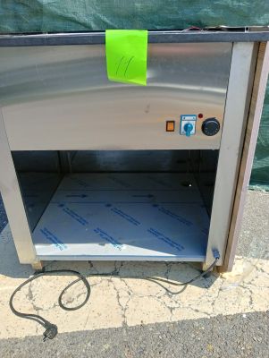 une photo d'un four en acier inoxydable posé sur un trottoir