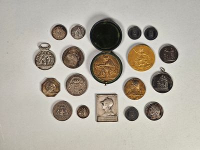 un lot de pièces de monnaie posées sur une table