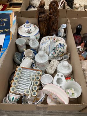 une boîte remplie d'objets divers posée sur une table