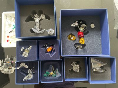 une boîte bleue remplie d'objets divers posée sur une table