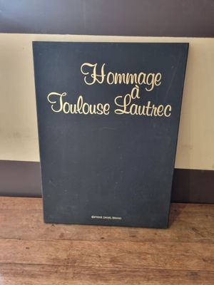 un livre posé sur une table en bois près d'un mur