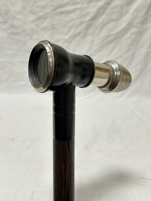 un gros plan d'un télescope fixé sur un poteau en bois