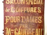 une affiche indiquant « Offre spéciale du salon » et « Coiffures pour James Mc Gaudreau »