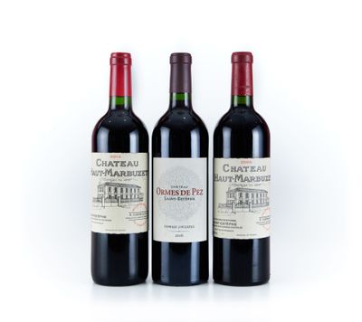 trois bouteilles de vin rouge posées l'une à côté de l'autre sur une surface blanche