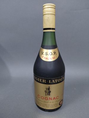 une bouteille d'alcool posée sur une table