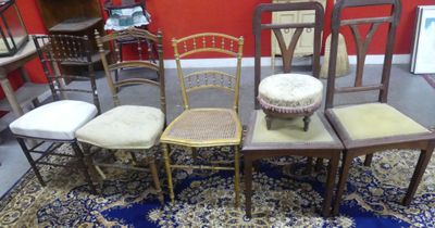 six chaises et une table dans une pièce aux murs rouges