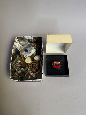 une boîte contenant une montre et une bague