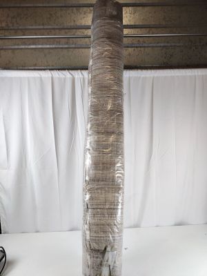 un grand vase en verre entouré d'une épaisse couche de film alimentaire