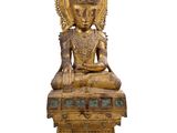 une image représentant une statue d'une personne assise sur un socle