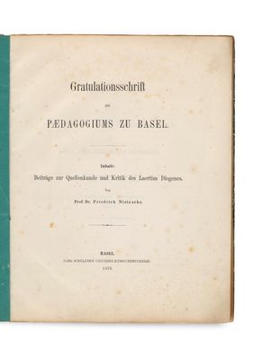 un vieux livre à la couverture verte posé sur une surface blanche