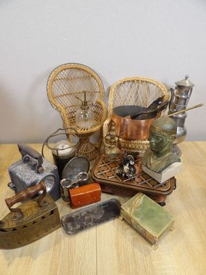 une table en bois sur laquelle sont posés des objets anciens
