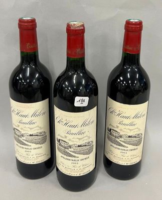 trois bouteilles de vin rouge sont alignées sur une table