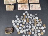 beaucoup de pièces et un portefeuille sur la table