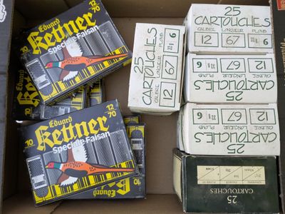 beaucoup de cartons qui sont rangés dans un carton