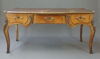 Bureau plat en placage d'acajou ouvrant par trois tiroirs en…