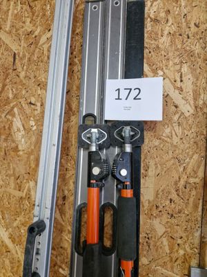 une paire de skis et une paire de pinces exposées