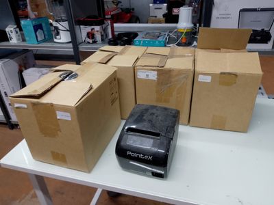 plusieurs boîtes posées sur une table, sur laquelle se trouve un téléphone portable