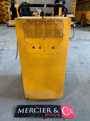 un gros plan d'une machine jaune posée sur un sol en béton