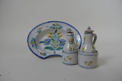 une petite assiette blanche et une petite assiette bleue et blanche
