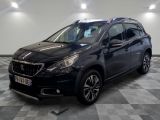la voiture noire est garée sur le sol en damier d'un garage