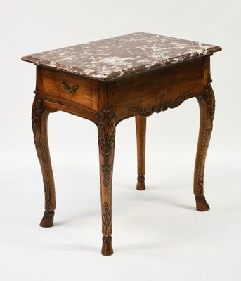 une petite table avec un plateau en marbre sur fond blanc
