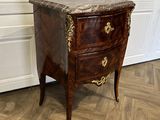 une image d'une commode en bois avec un plateau en marbre
