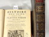 deux vieux livres posés sur une table l'un à côté de l'autre