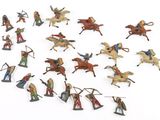 beaucoup de figurines représentant des personnes à cheval