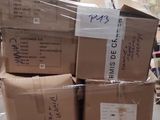 boîtes empilées les unes sur les autres sur une palette dans un entrepôt
