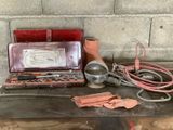 un ensemble d'outils posé sur une table devant un mur de briques