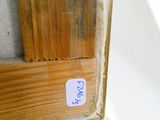 une photo montrant un gros plan d'un châssis de fenêtre en bois